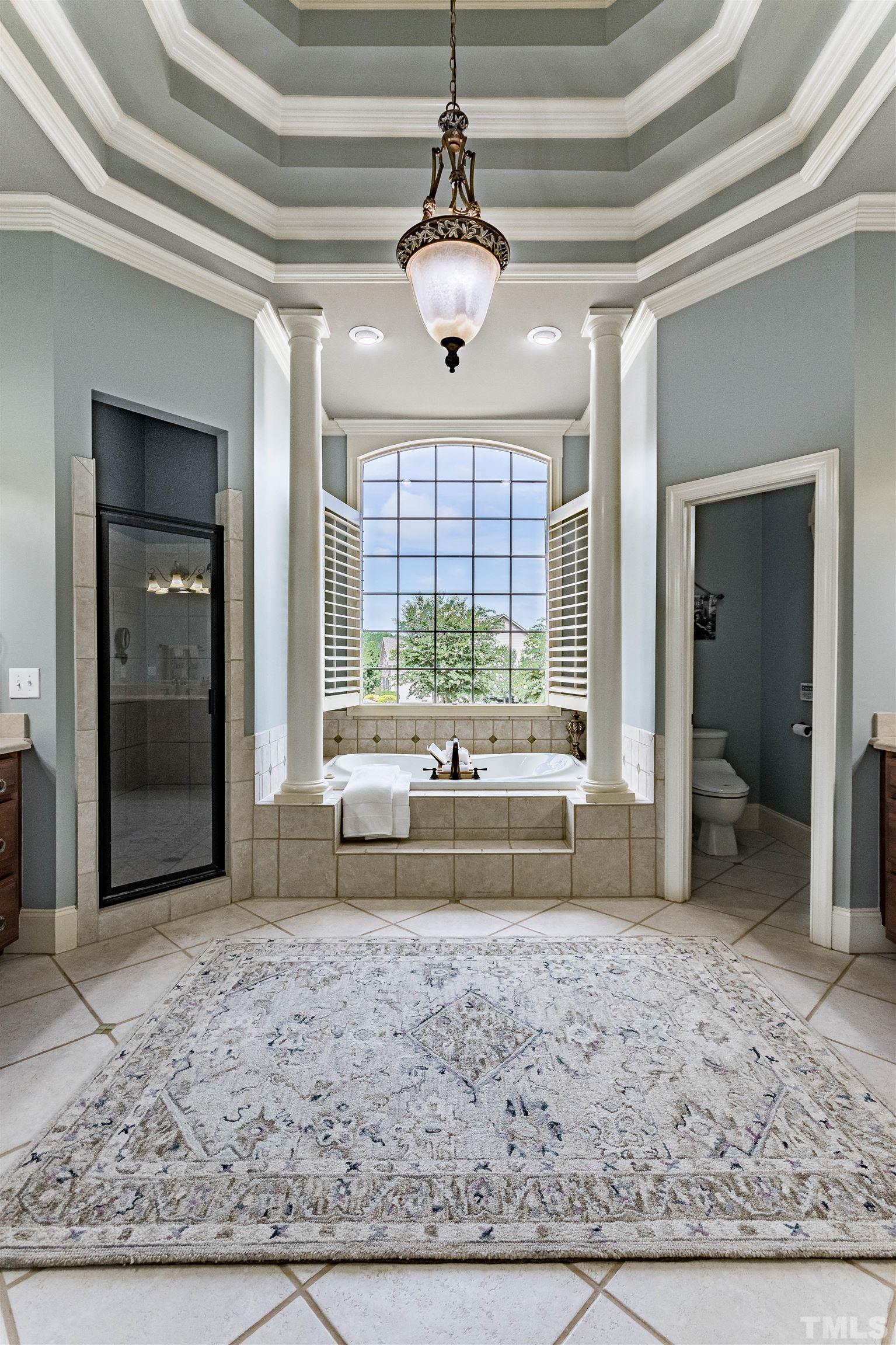 4004BankshireLuxBathwithtripletraywebimage